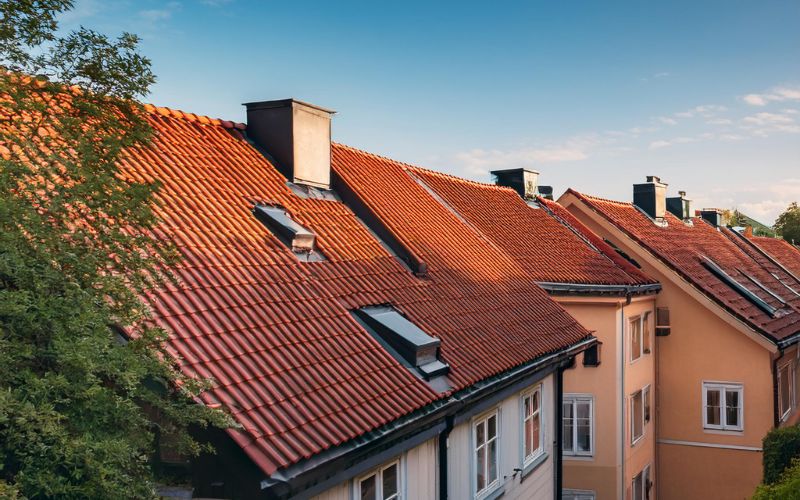 5. Oversyn byte av tegeltak pa parhus pga lackage.jpg